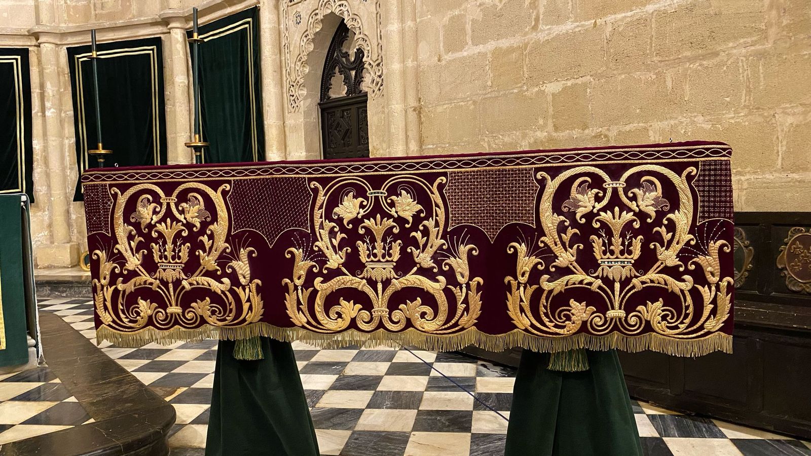 Bambalina de la Vera-Cruz de la que se sacarán los bordados para el nuevo manto de la dolorosa de las Lágrimas.
