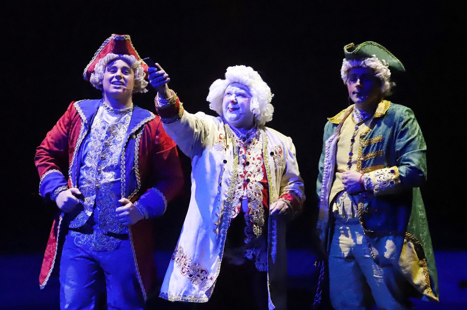 El Circo Alegría muestra su espectáculo sobre el agua, en imágenes