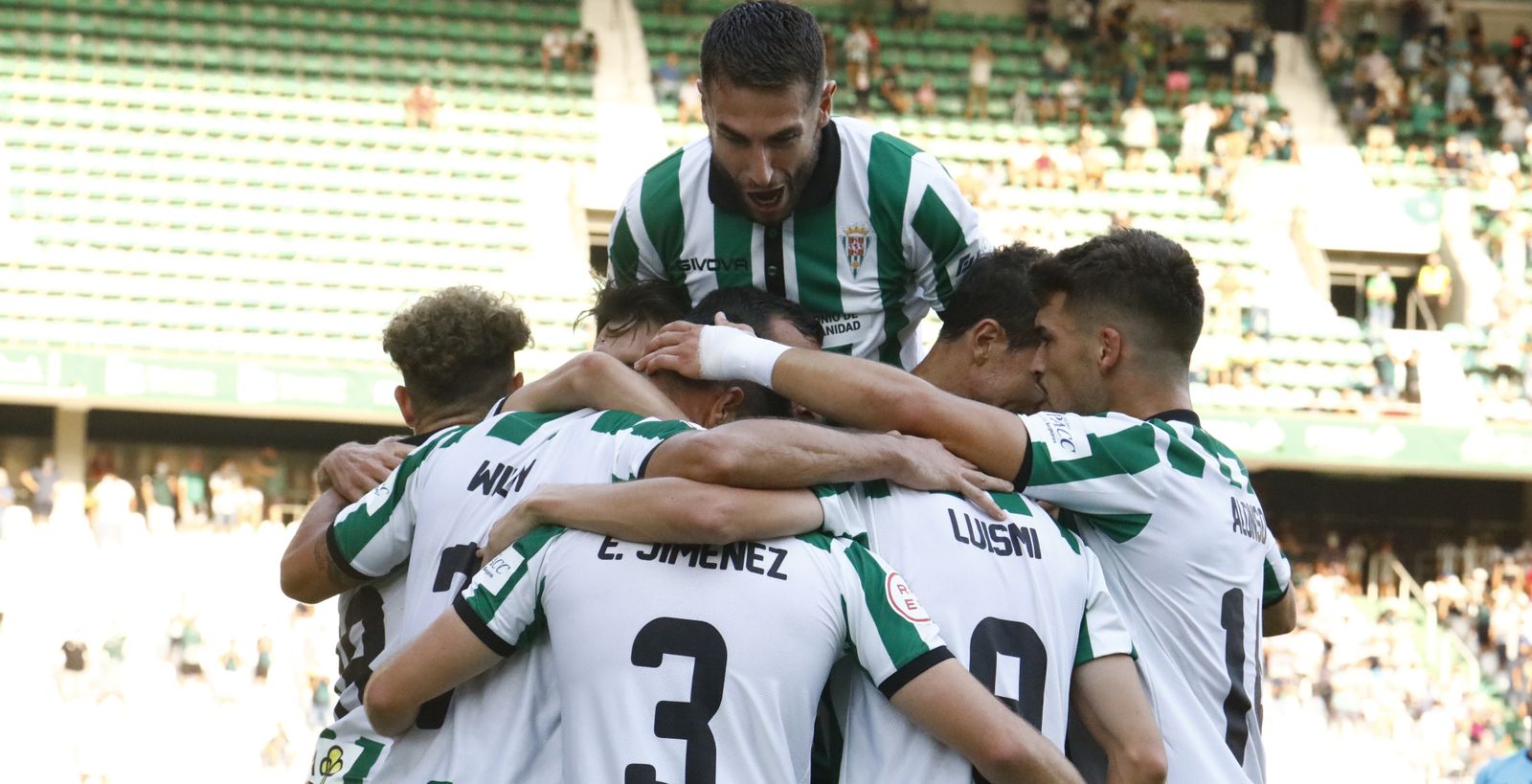 Los jugadores del Córdoba CF celebran un gol en El Arcángel.