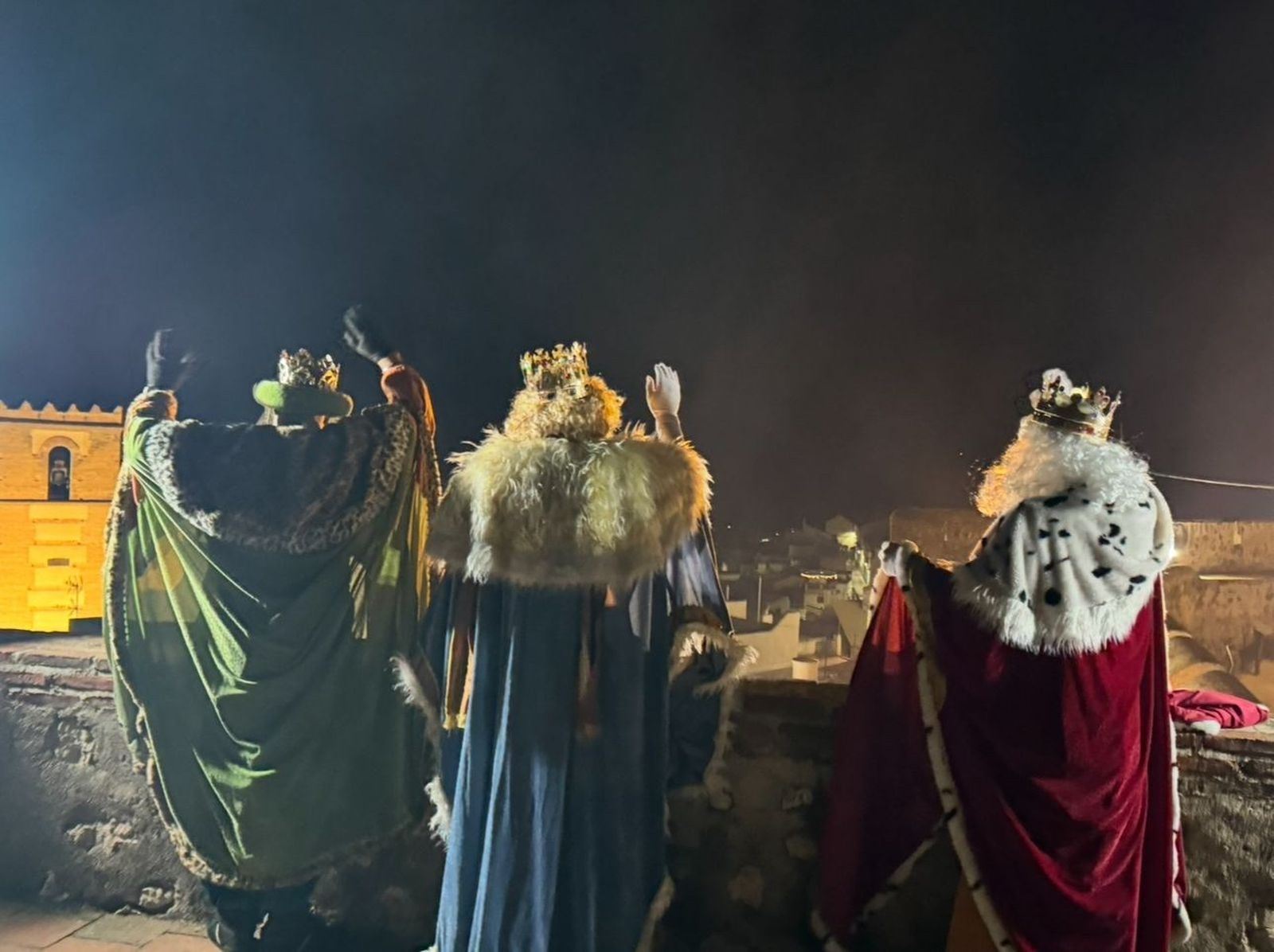 Los Reyes Magos saludan a los vecinos de Salobreña desde el Castillo, en una imagen de archivo