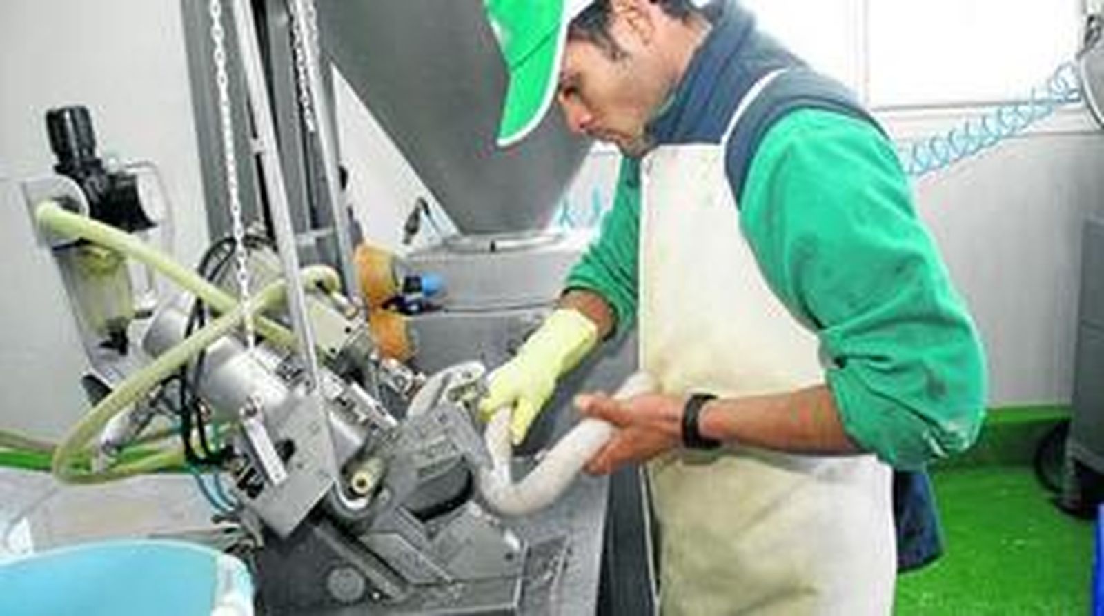 Manos expertas elaboran cada uno de los productos que esta firma, ubicada en Serón, lanza al mercado.