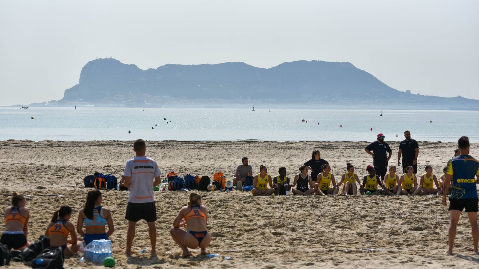 Las selecciones italianas de balonmano-playa se entrenan en Algeciras