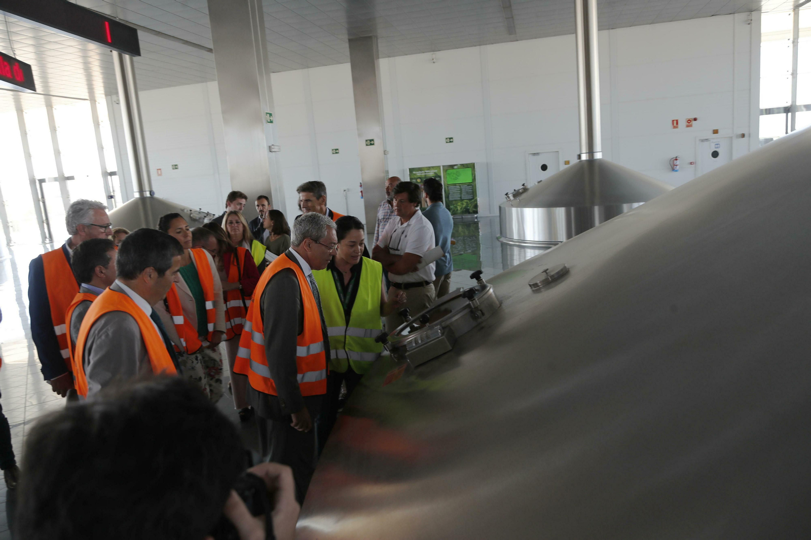 Personal de Heineken muestra al consejero de Economía, Rogelio Velasco, el proceso de fabricación de la cerveza, en la planta de Sevilla.