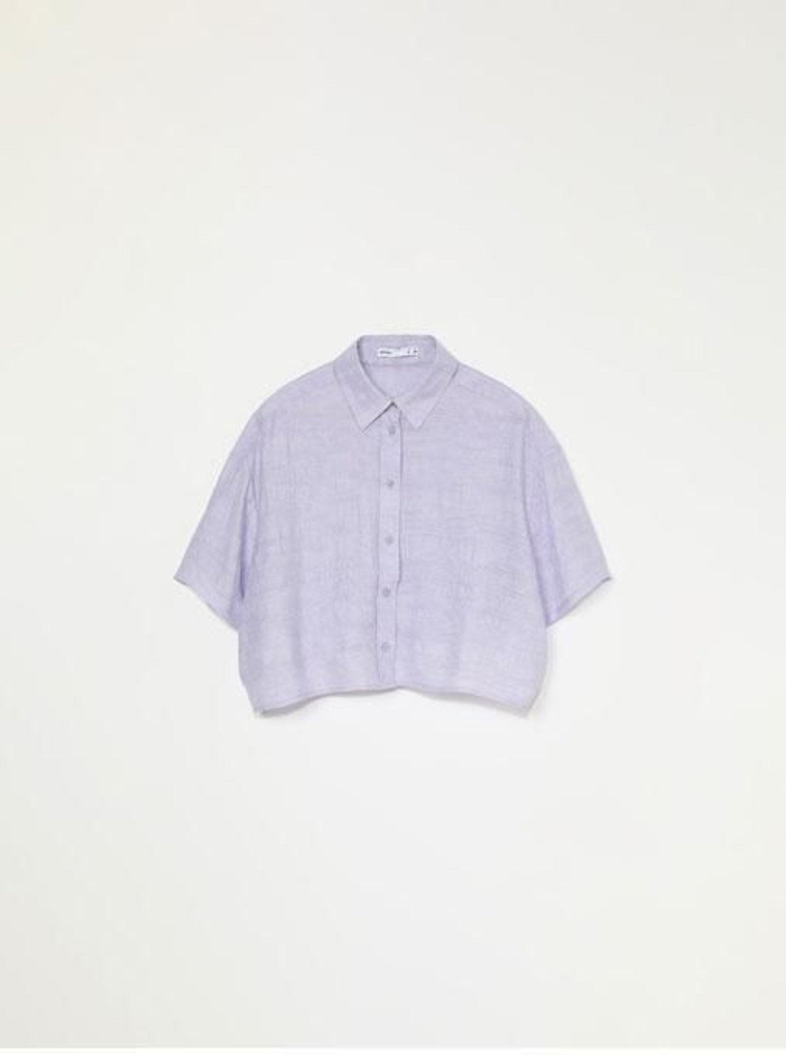 Camisa de mangas cortas de color malva de Lefties.