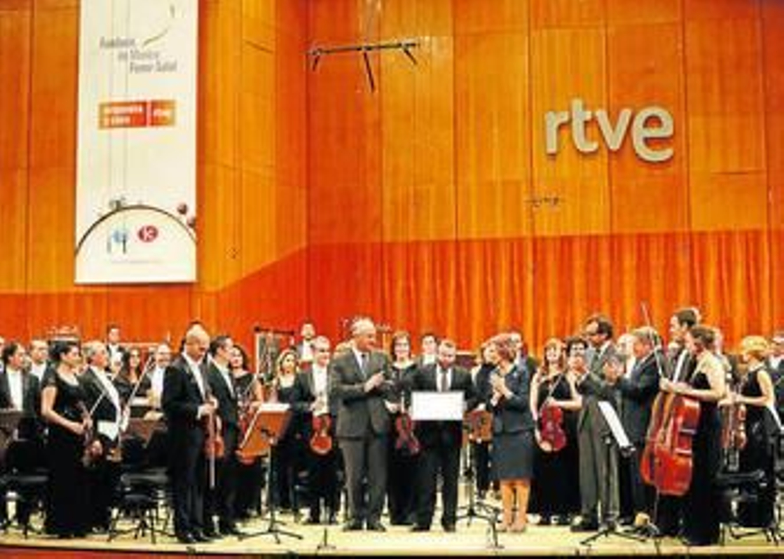 Francisco Martín Quintero recibe el premio de manos de la Reina Sofía. Francisco Martín Quintero recibe el premio de manos de la Reina Sofía.