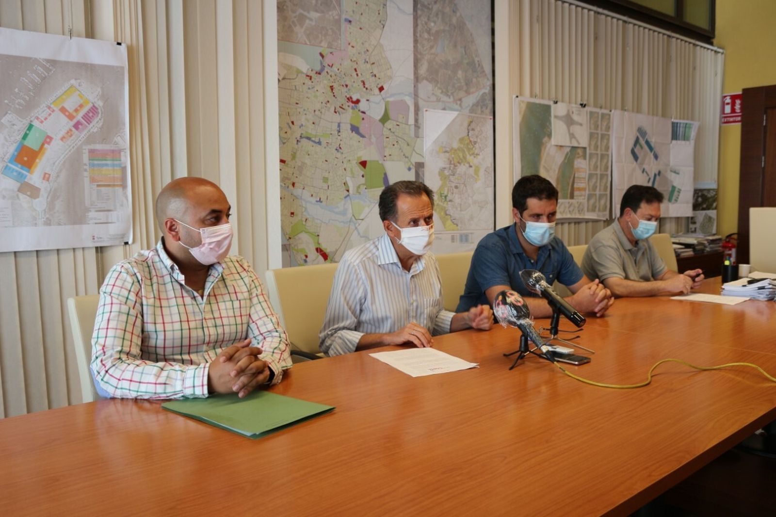 Representantes municipales durante la comparecencia ante la prensa en la Alcaldía.