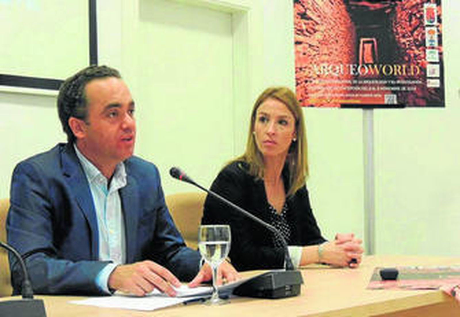 El alcalde y la delegada de Cultura y Patrimonio, durante la presentación del salón.