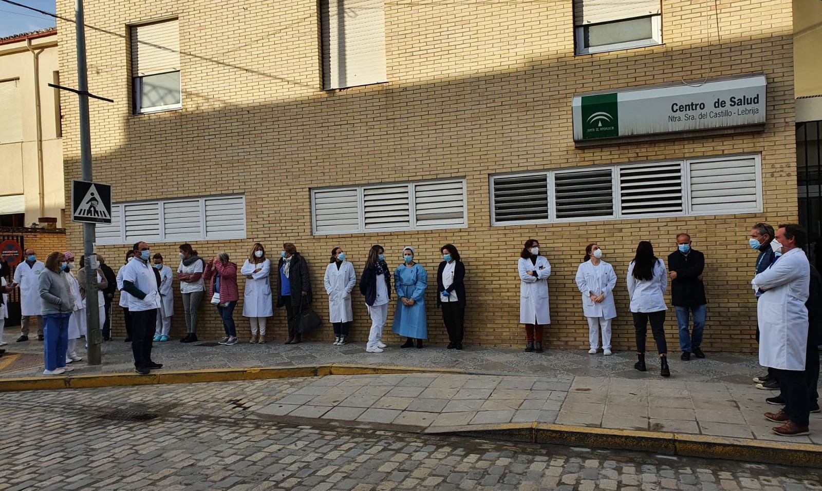 El acto homenaje a las puertas del centro de salud Nuestra Señora del Castillo en Lebrija.