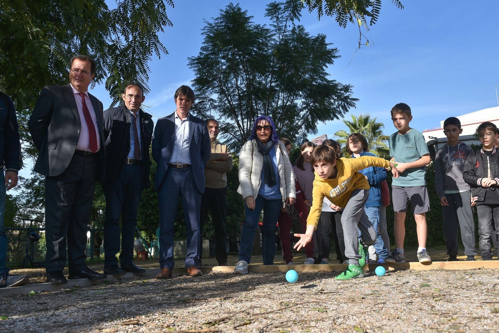 El Ayuntamiento completa la reurbanización de la plaza Manuel Ríos, en el Distrito Casco Antiguo, con tres nuevas pistas de petanca