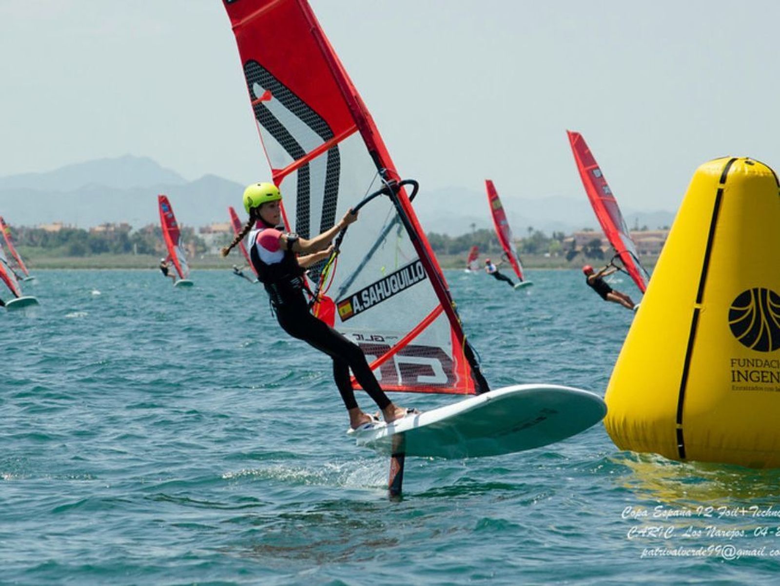 Arancha Sahuquillo subida a su tabla iQFoil.