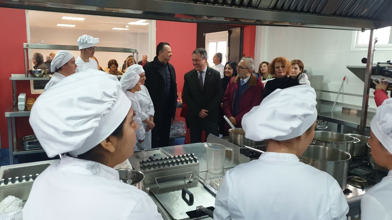 El alcalde Juan Espadas visita las instalaciones de la Escuela de Hostelería.