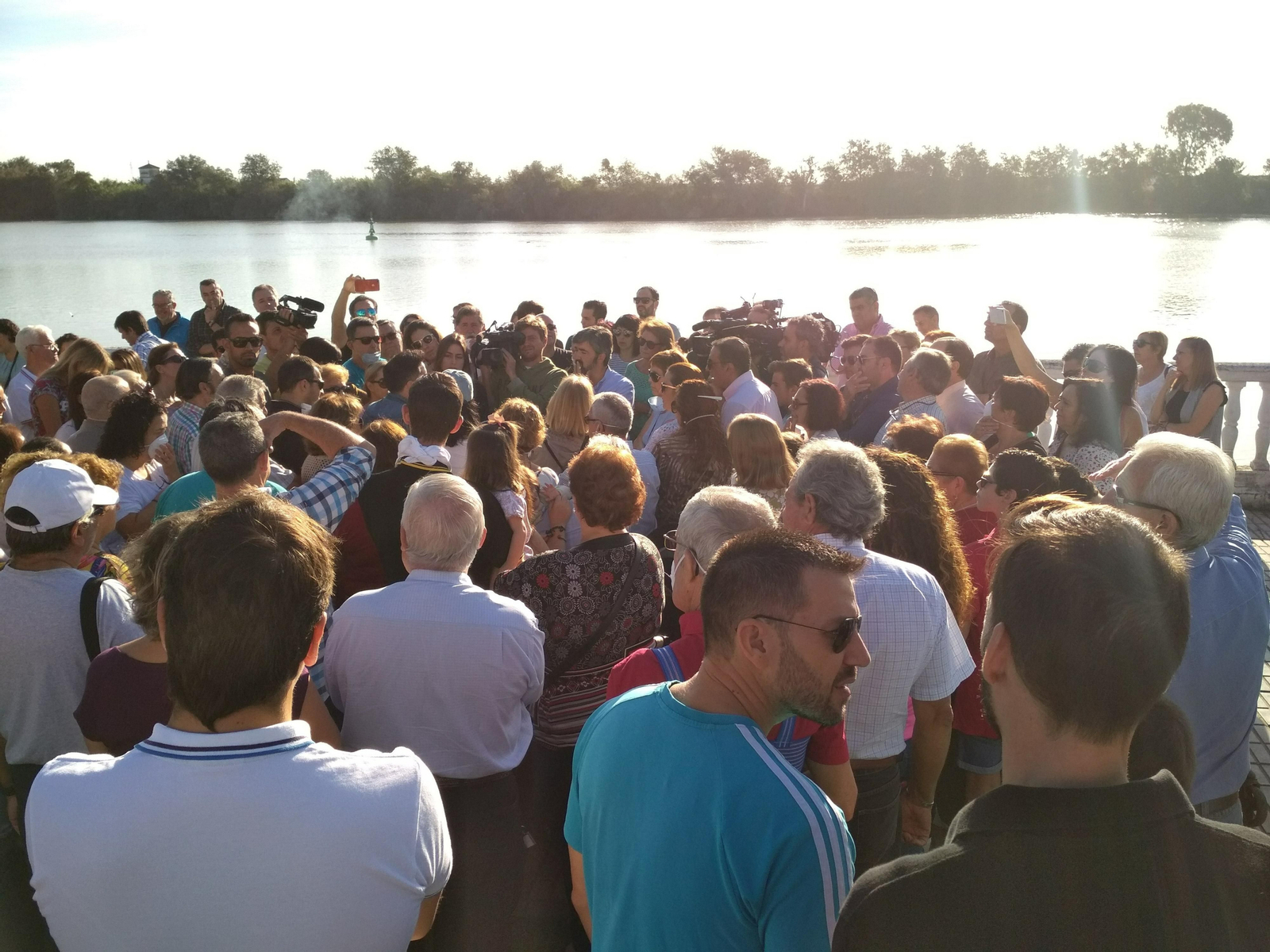 Vecinos de la barriada Guadalquivir, concentrados en 2017, durante los días en los que los olores fueron más perceptibles y molestos. Vecinos de la barriada Guadalquivir, concentrados en 2017, durante los días en los que los olores fueron más perceptibles y molestos.