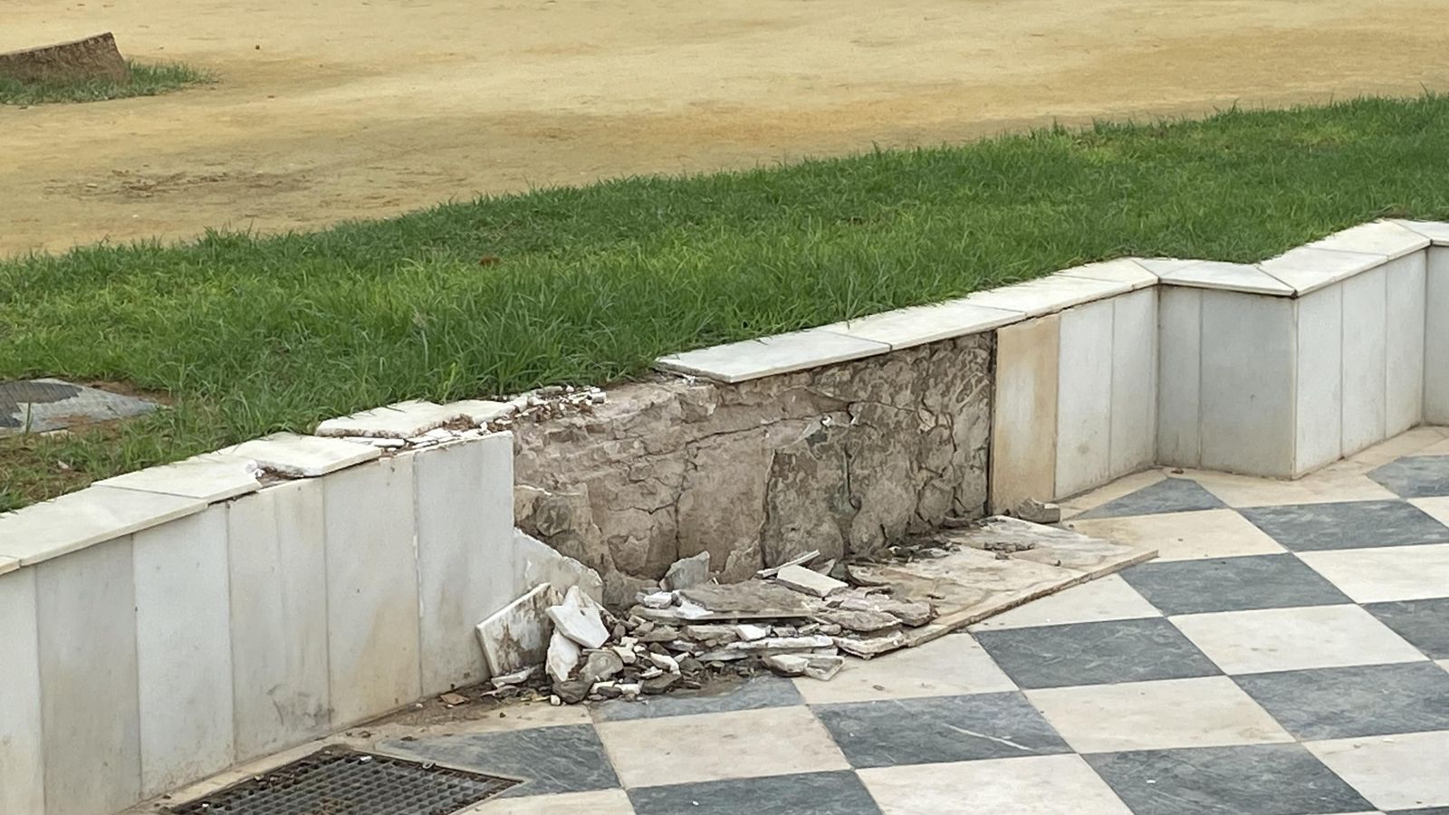 Destrozos en la glorieta Virgen de los Reyes en el Parque de María Luisa.
