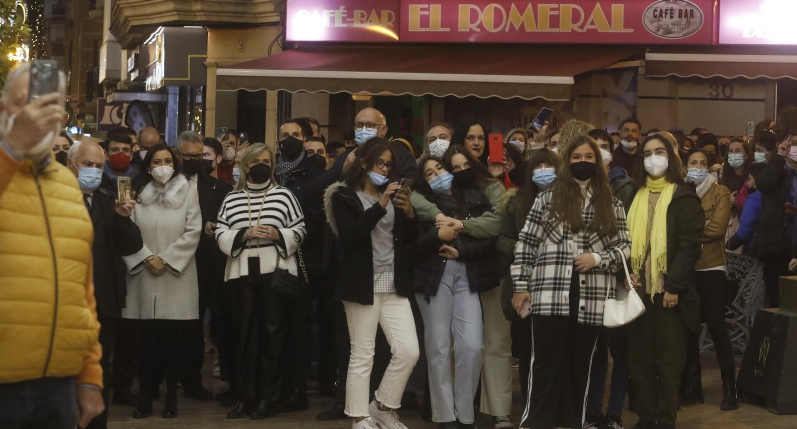 El encendido del espectacular alumbrado navideño de Puente Genil, en fotografías