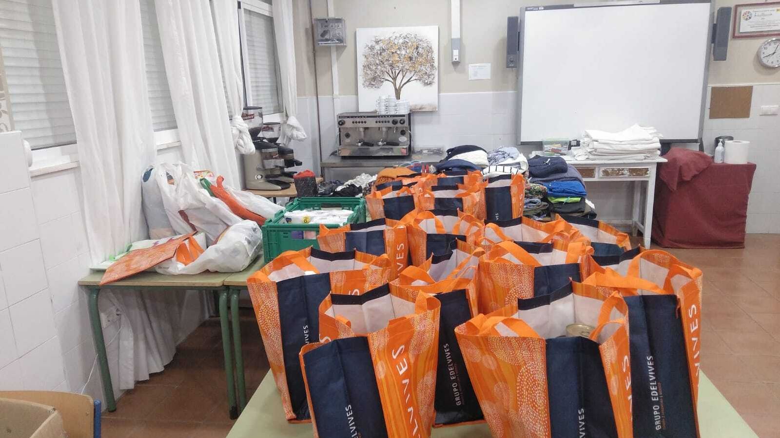 Las bolsas que se han entregado a 15 familias.