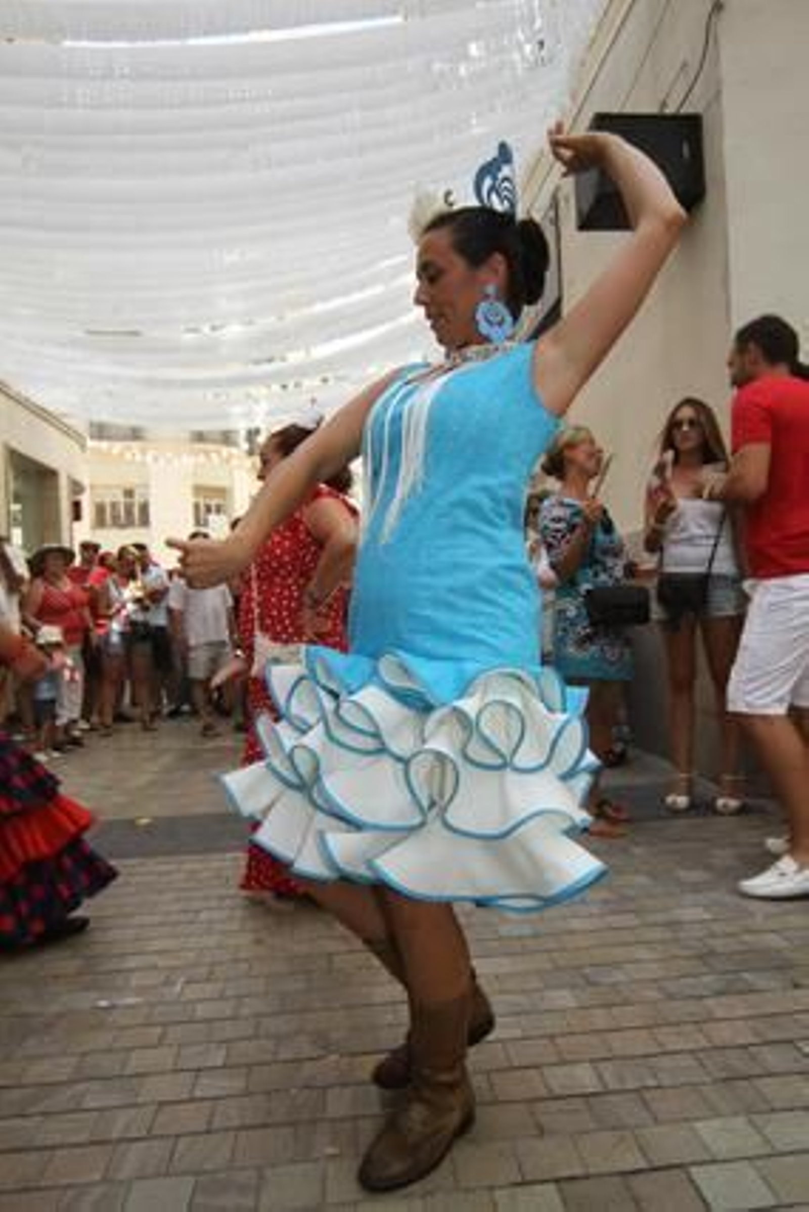 Una joven baila sevillanas en el centro  Foto: Punto Press