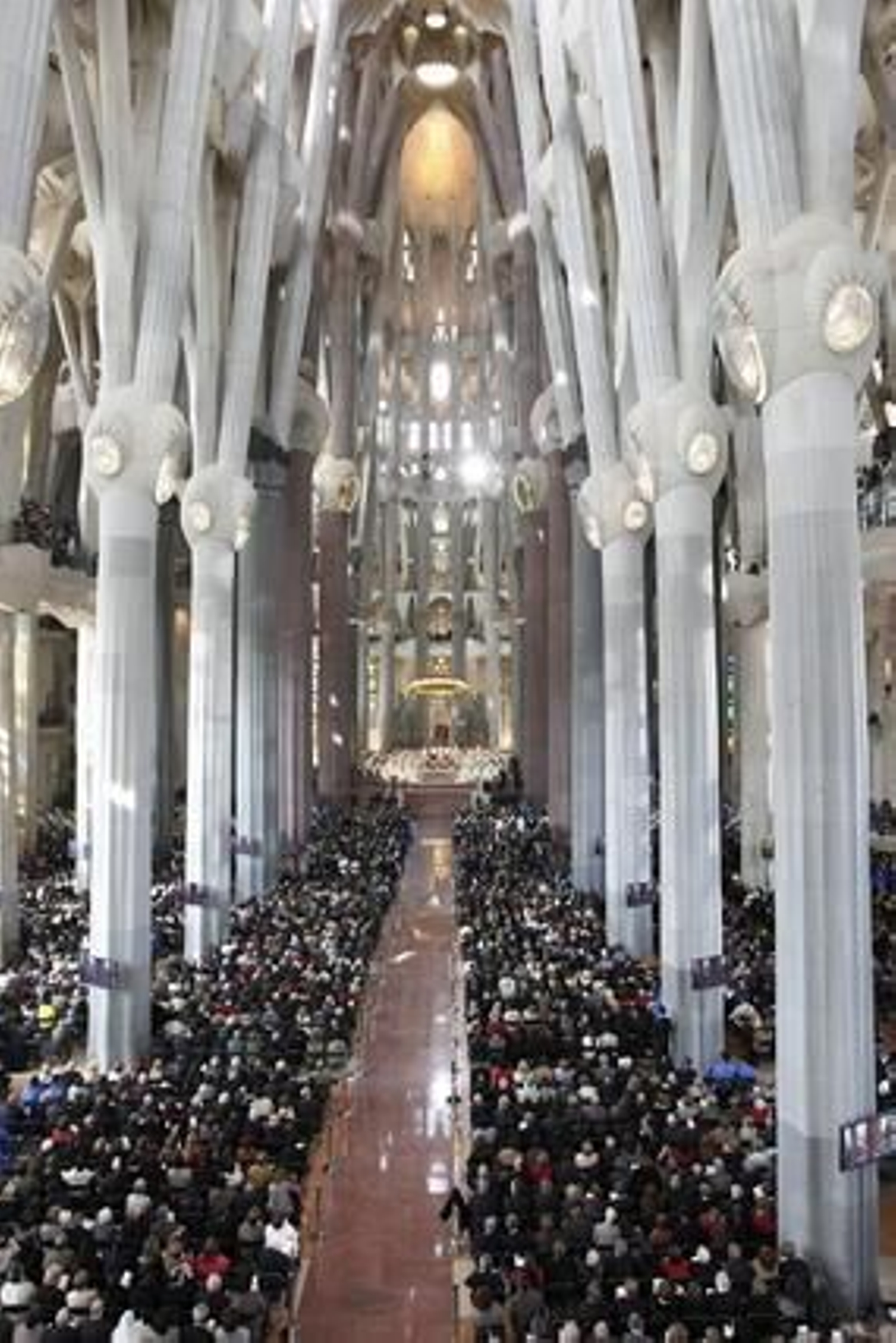El papa Benedicto XVI bendice la Sagrada Familia de Barcelona y celebra una multitudinaria misa en su interior. 

Foto: EFE