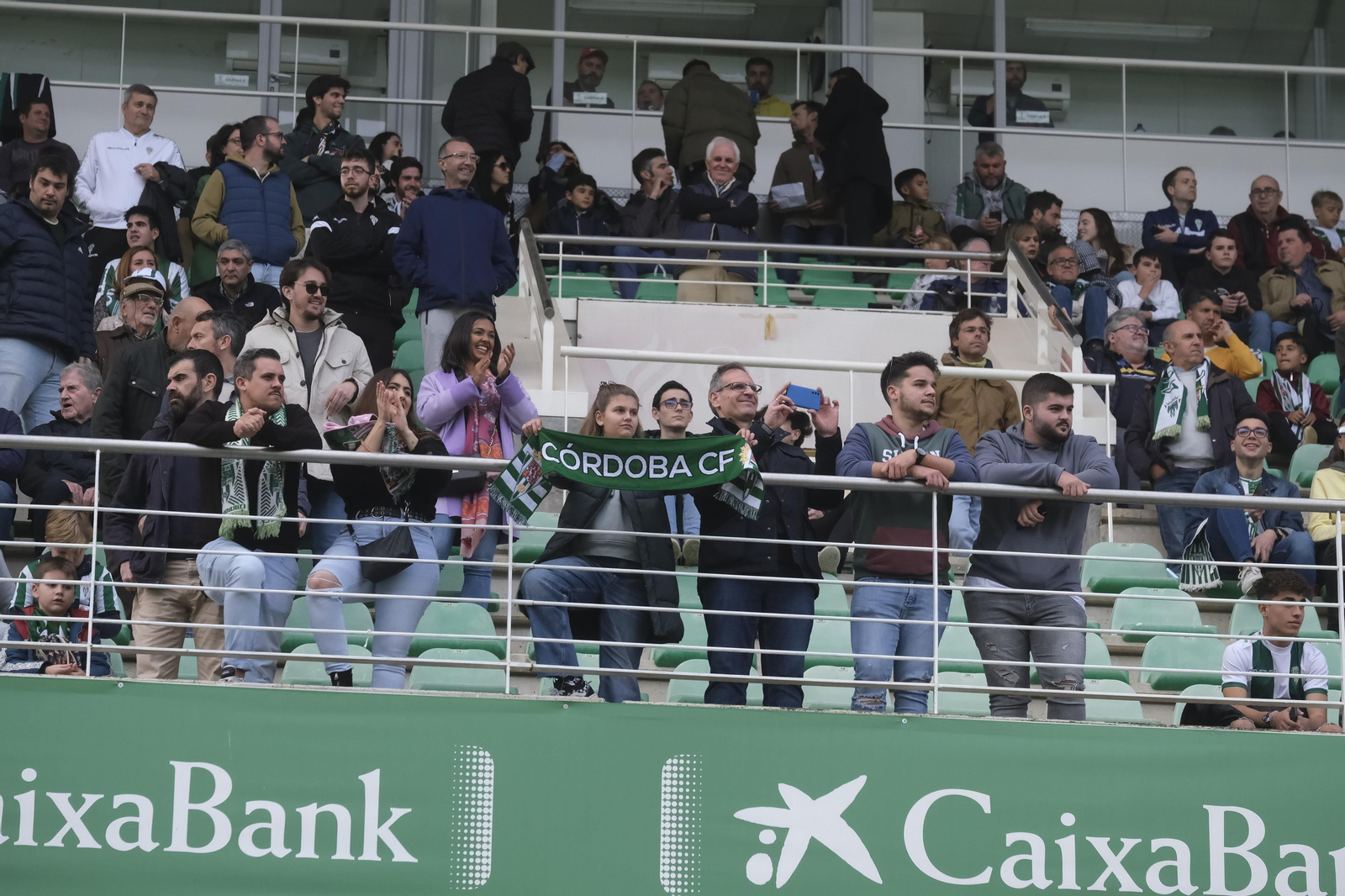 Las imágenes del ambiente en las gradas de El Arcángel en el Córdoba CF - Linares