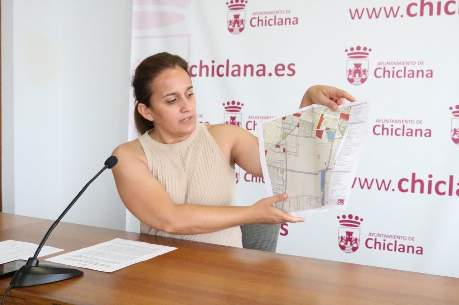 La edil de Urbanismo con el plano de la zona donde se va a actuar en las próximas semanas.