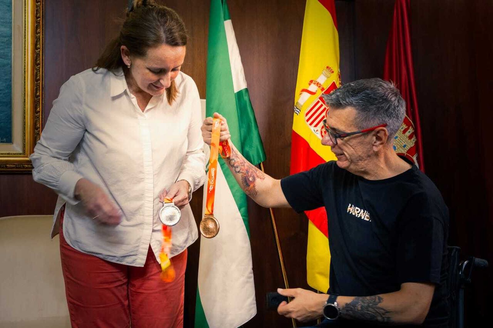 Fernández muestra a Salvador las medallas logradas en el Campeonato de España de Ciclismo Paralímpico