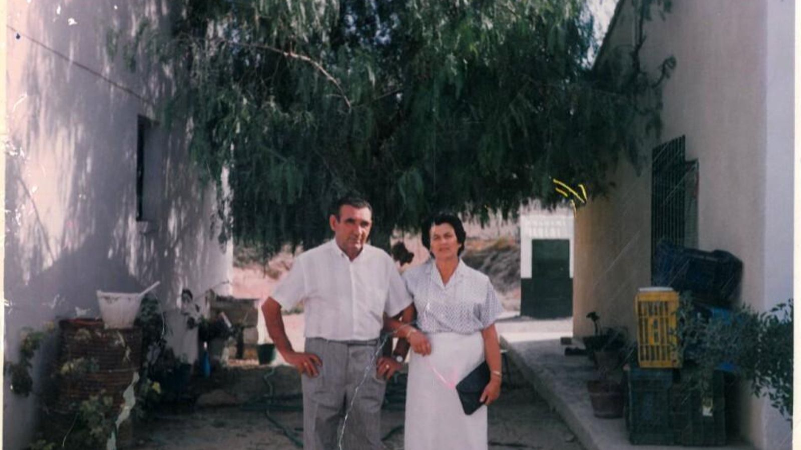 Bartolomé Parra Zurano y Ana Josefa Parra Parra, en la casa familiar donde tenían el negocio.