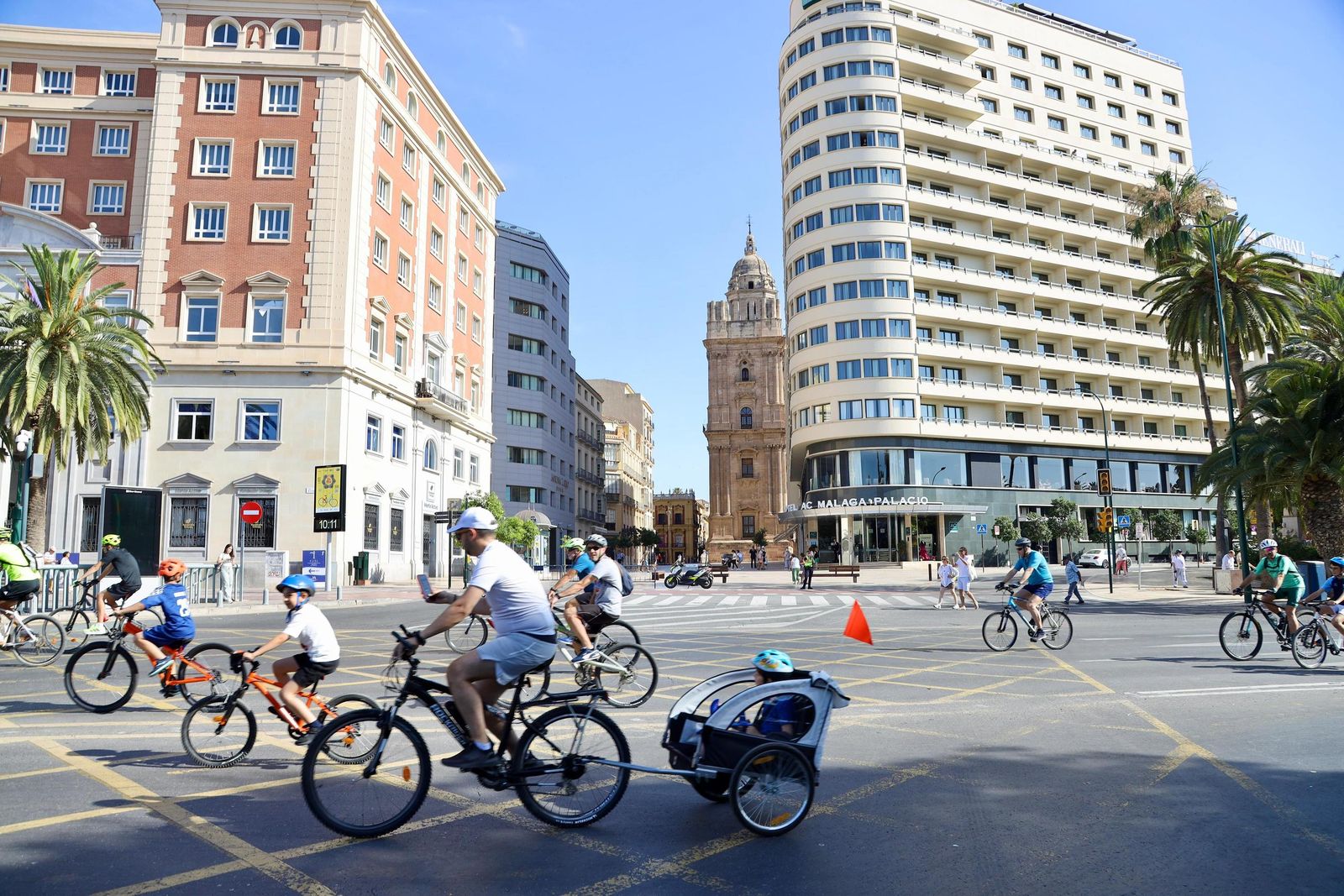 Cientos de ciclistas toman Málaga en el Día de la Bici, en imágenes