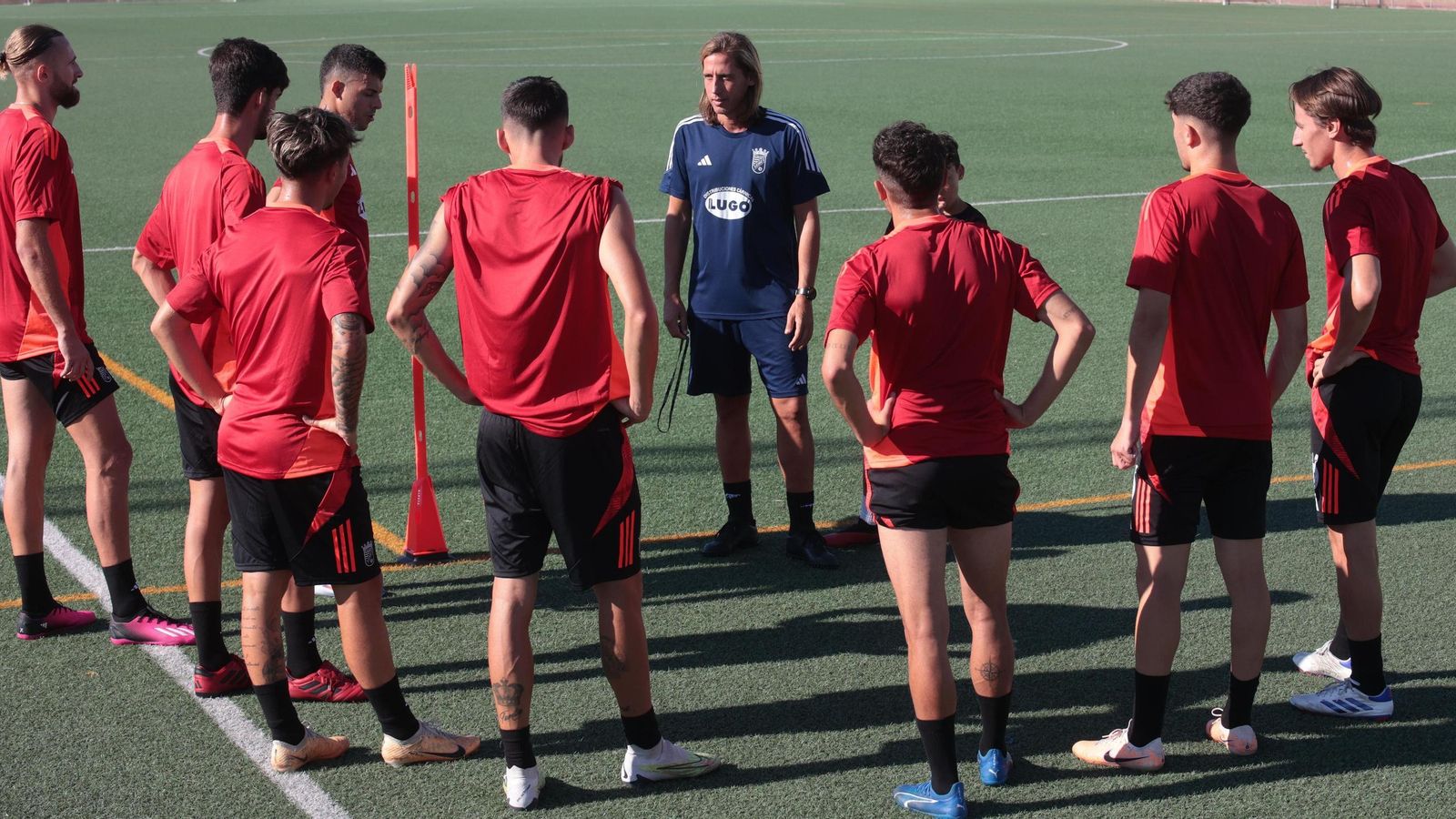 Checa dio sus primeras instrucciones a la plantilla.