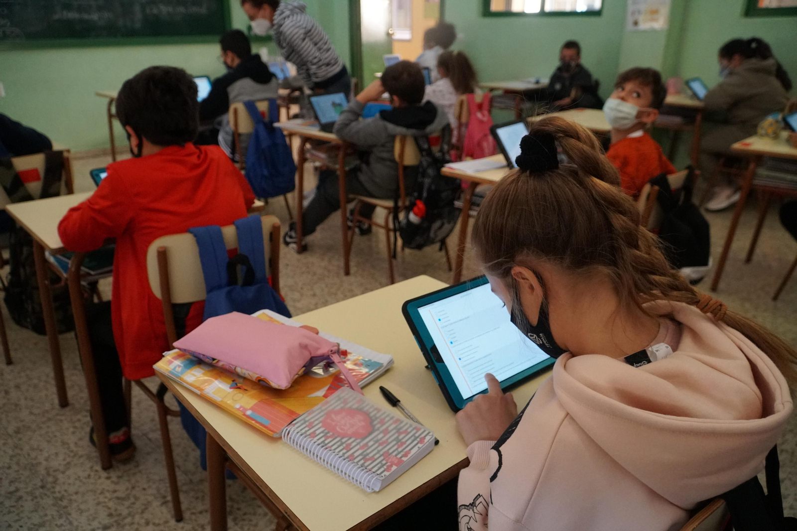 Escolares del último ciclo de Primaria del colegio concertado Misioneras Cruzadas trabajan con tablets.