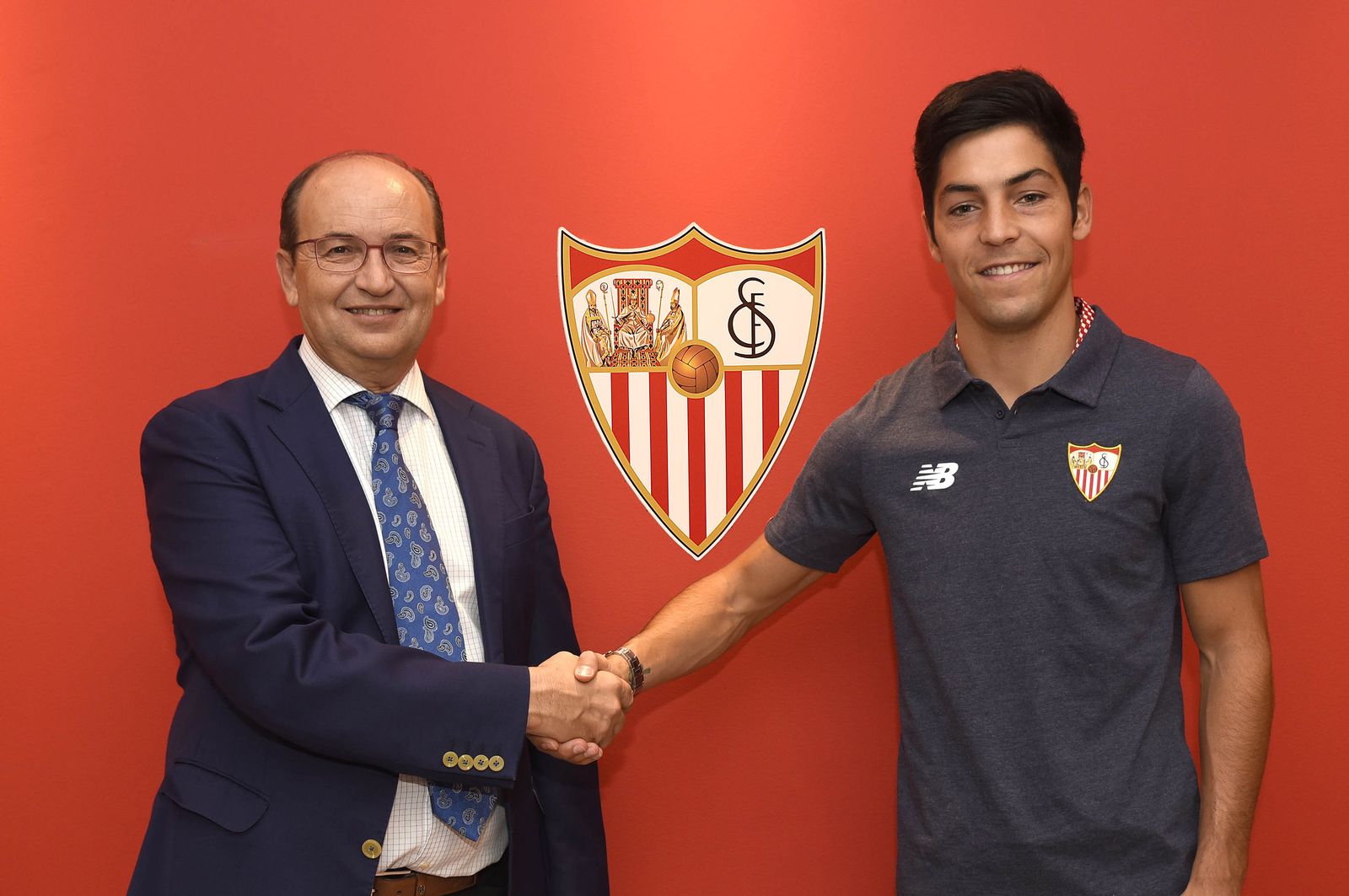 Borja Lasso, junto a José Castro tras firmar la ampliación de su contrato.