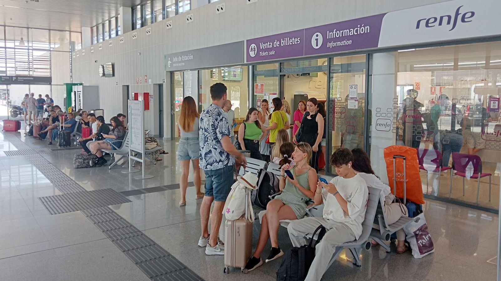 Pasajeros esperando en la estación de trenes de Huelva. Pasajeros esperando en la estación de trenes de Huelva.