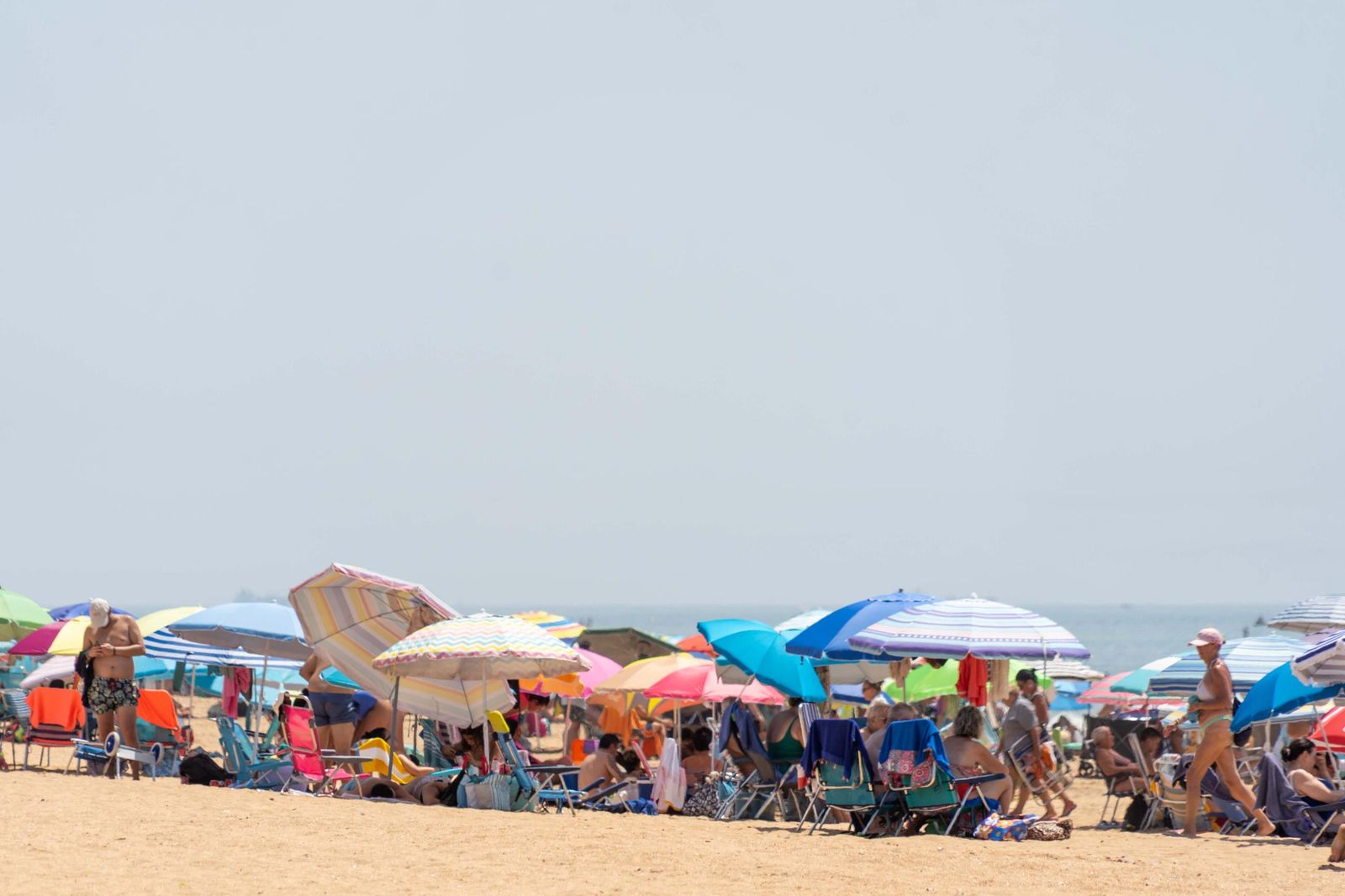 Imágenes de la mañana en las playas de Punta Umbría marcadas por la alerta roja