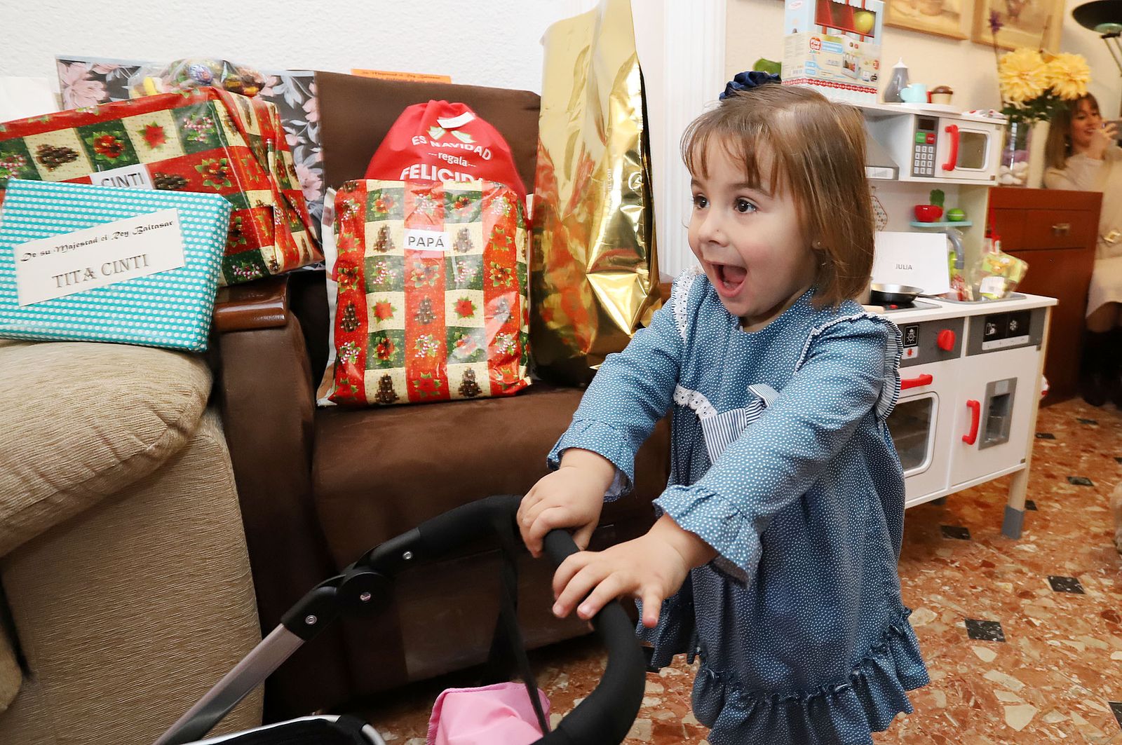 Imágenes de los niños recibiendo sus regalos de Reyes