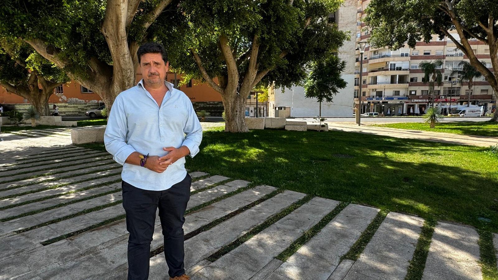 Joaquín Bustos en la plaza del Mercado de San Agustín