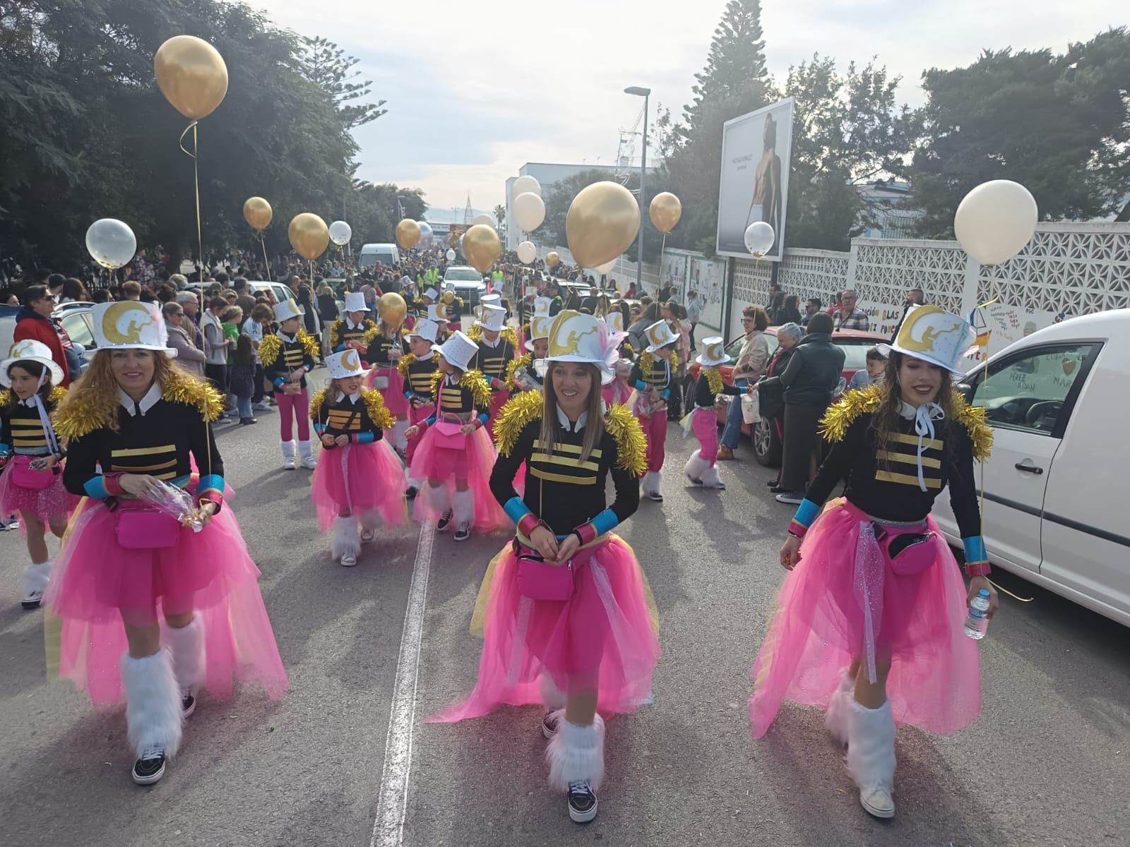 La ilusión de la cabalgata de los Reyes Magos recorre Tarifa en una mañana sin lluvia, en imágenes