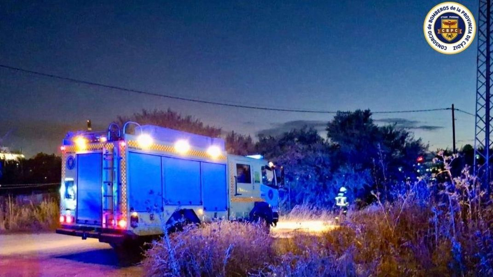 Actuación de los bomberos en San Roque, la noche del viernes.