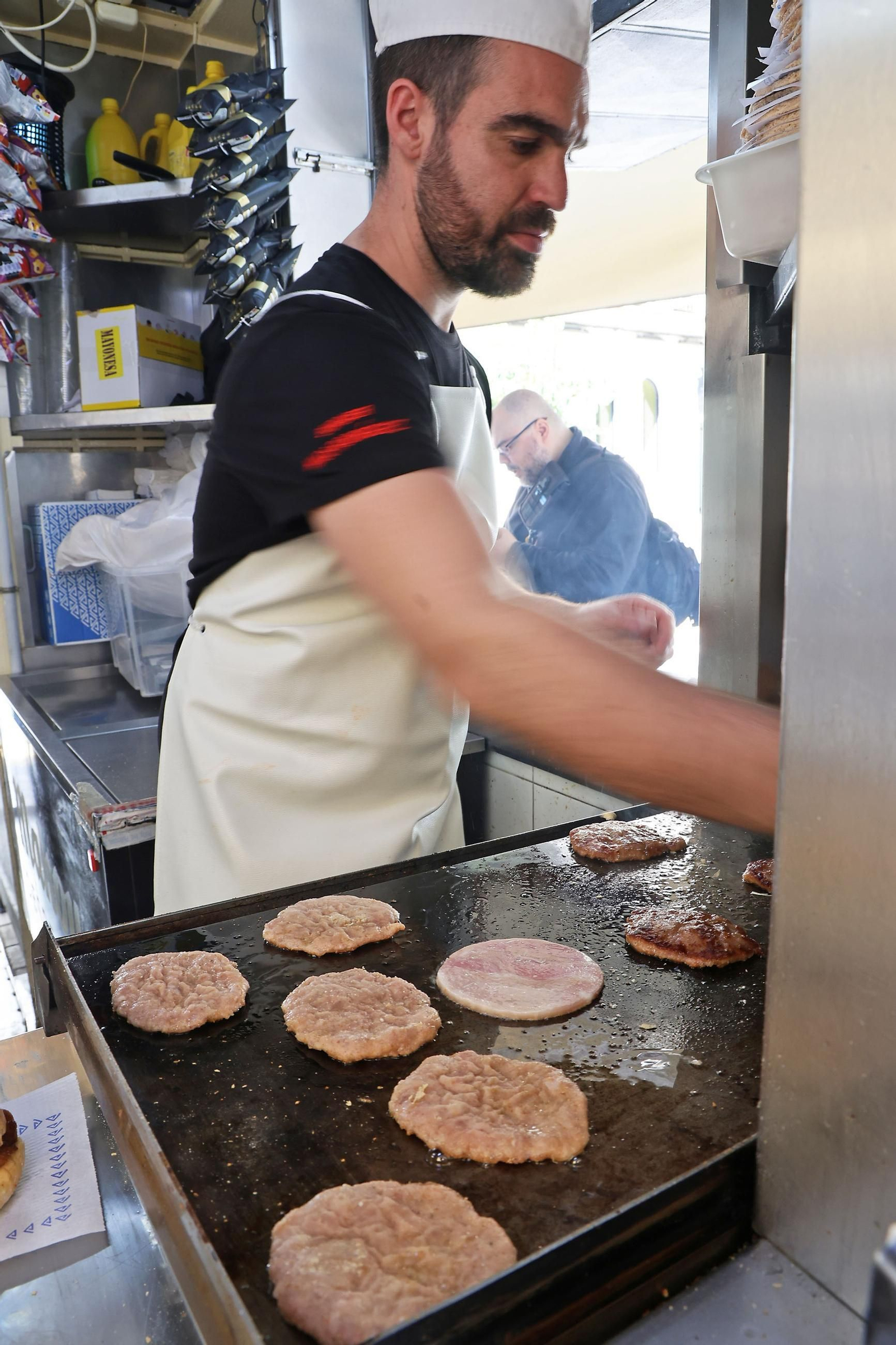 Las hamburguesas de la Plaza de las Monjas: imágenes de un manjar que sigue enamorando tras 60 años en Huelva