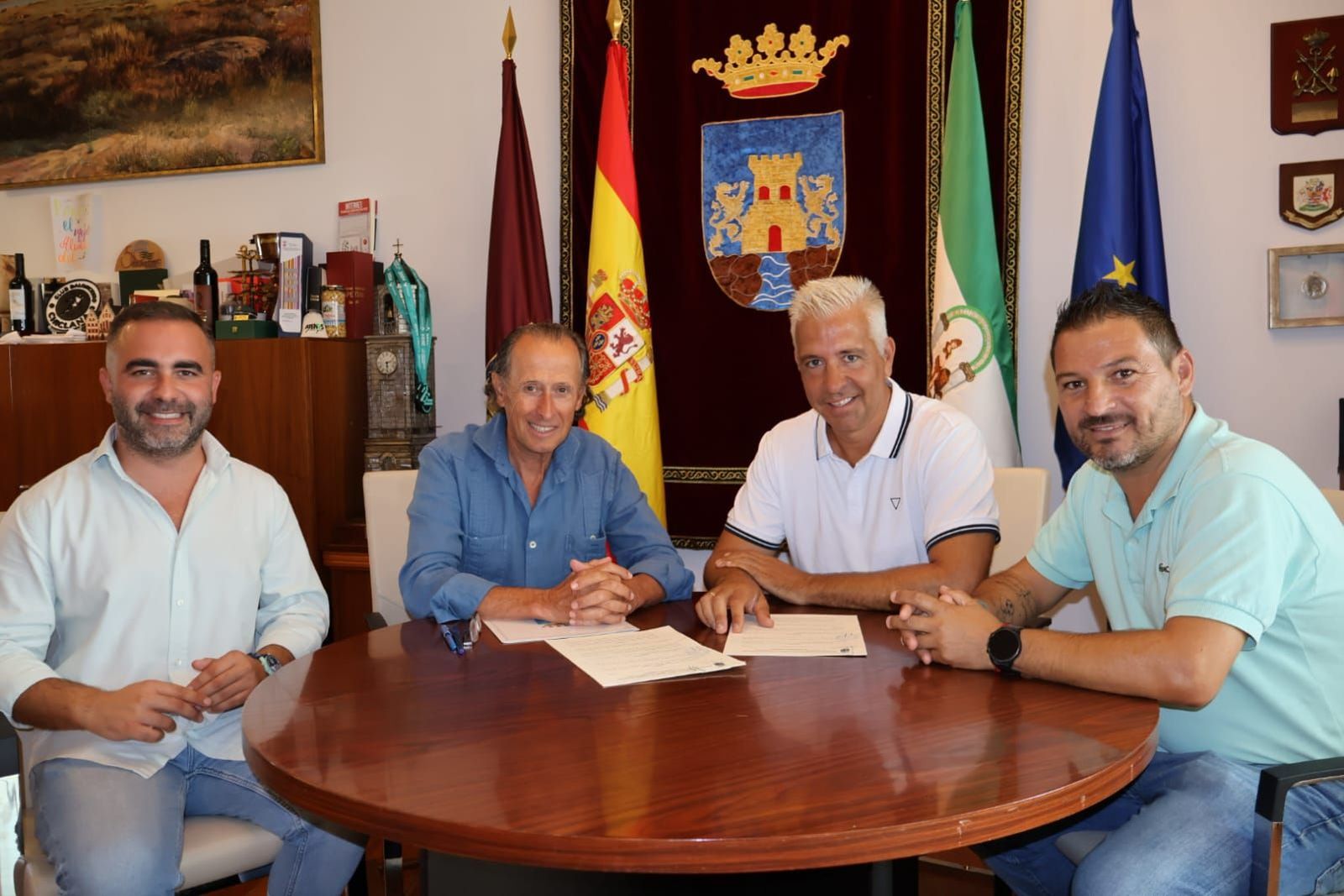 Un momento de la rúbrica de este acuerdo.