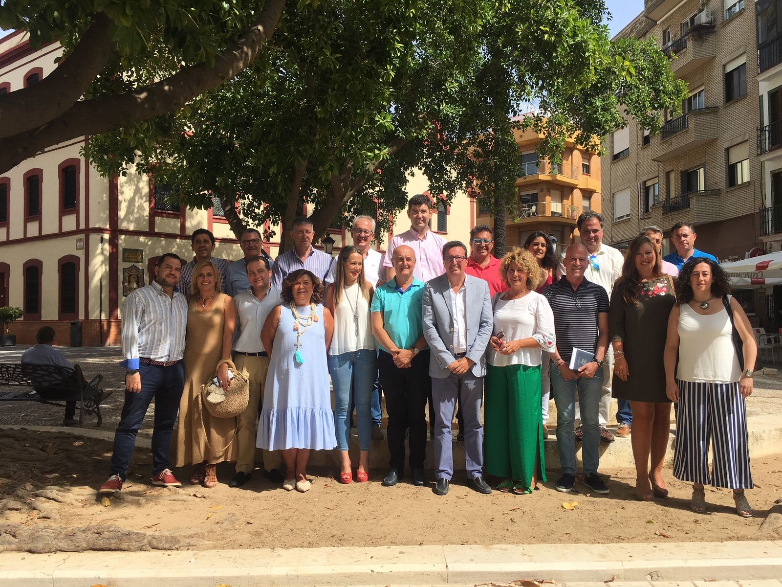 Foto de familia de los populares tras la reunión de los consejos de dirección y de alcaldes.