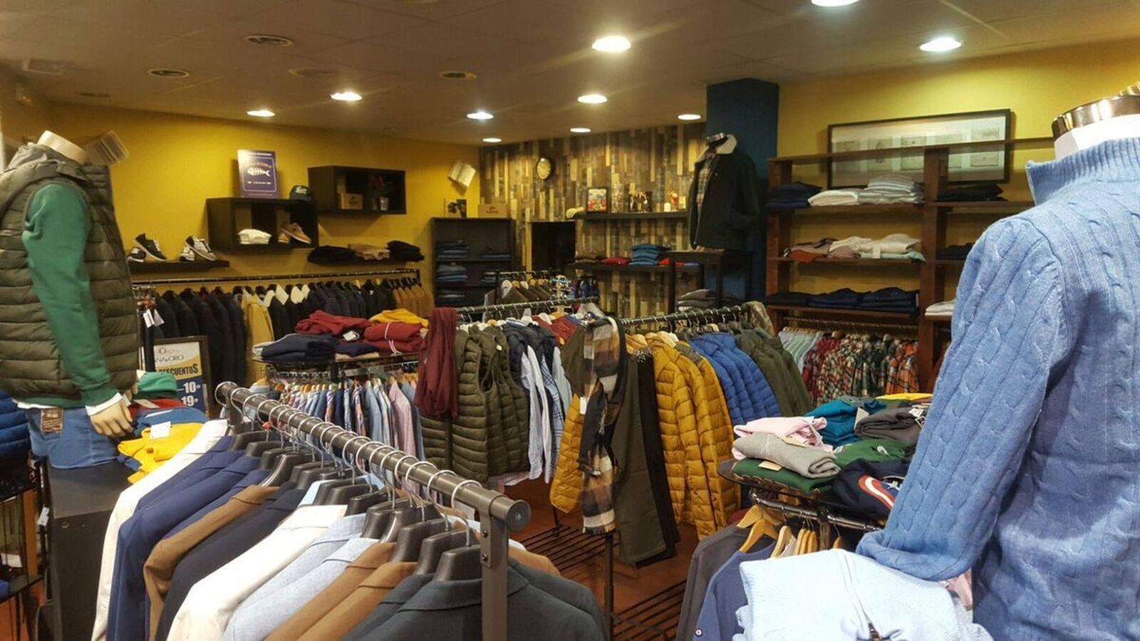 Imagen de un comercio pontano de ropa.