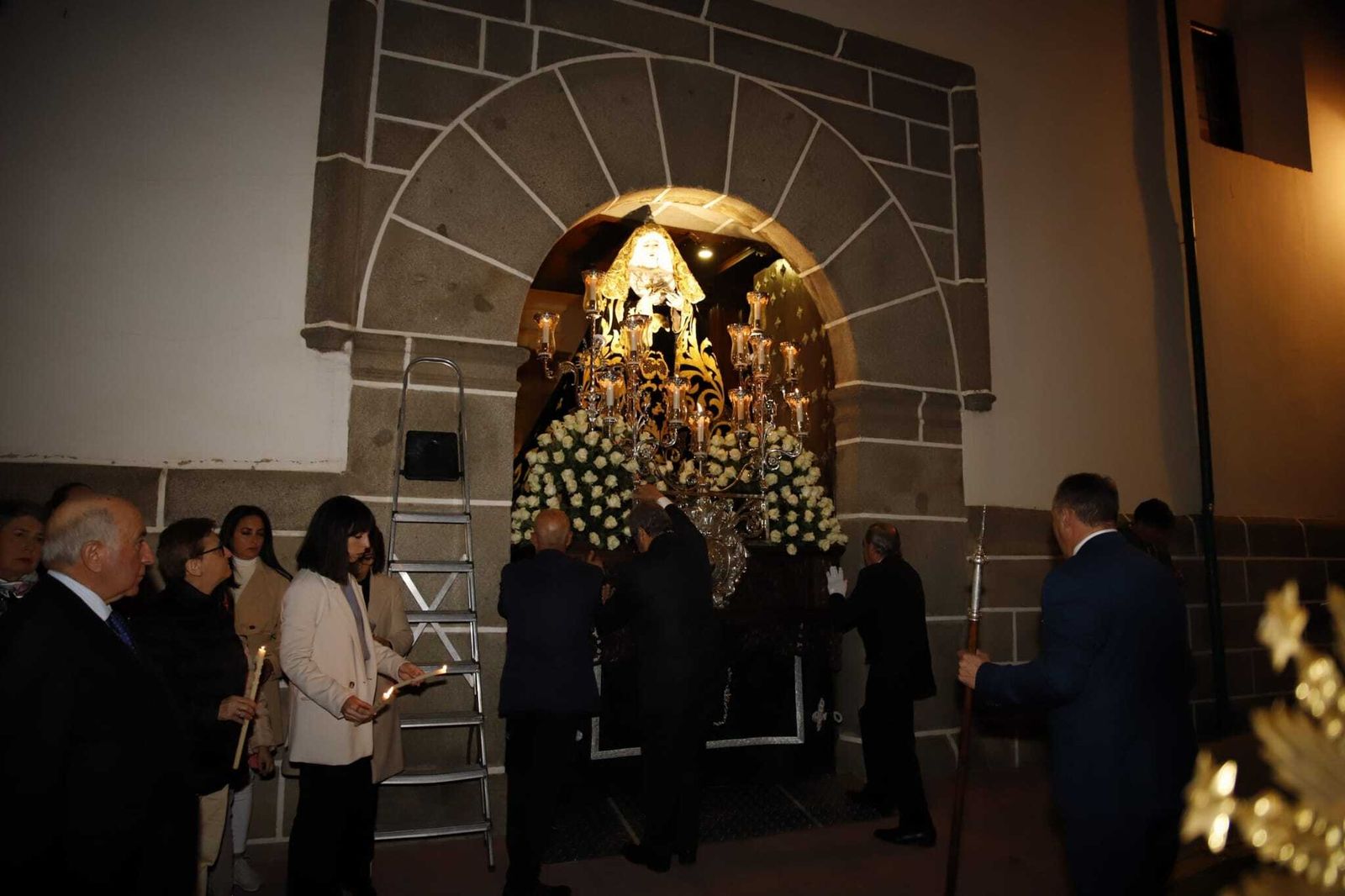 Viernes santo en Villanueva de Córdoba: la procesión de la Soledad en imágenes