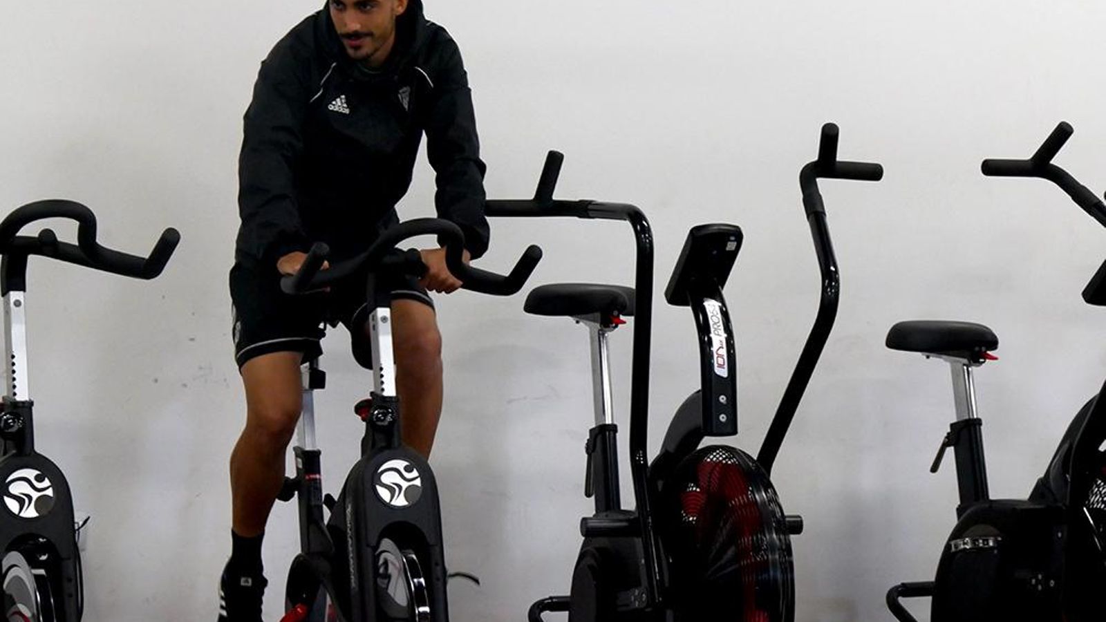 Antonio Moyano hace bicicleta en el gimnasio de El Arcángel. Antonio Moyano hace bicicleta en el gimnasio de El Arcángel.