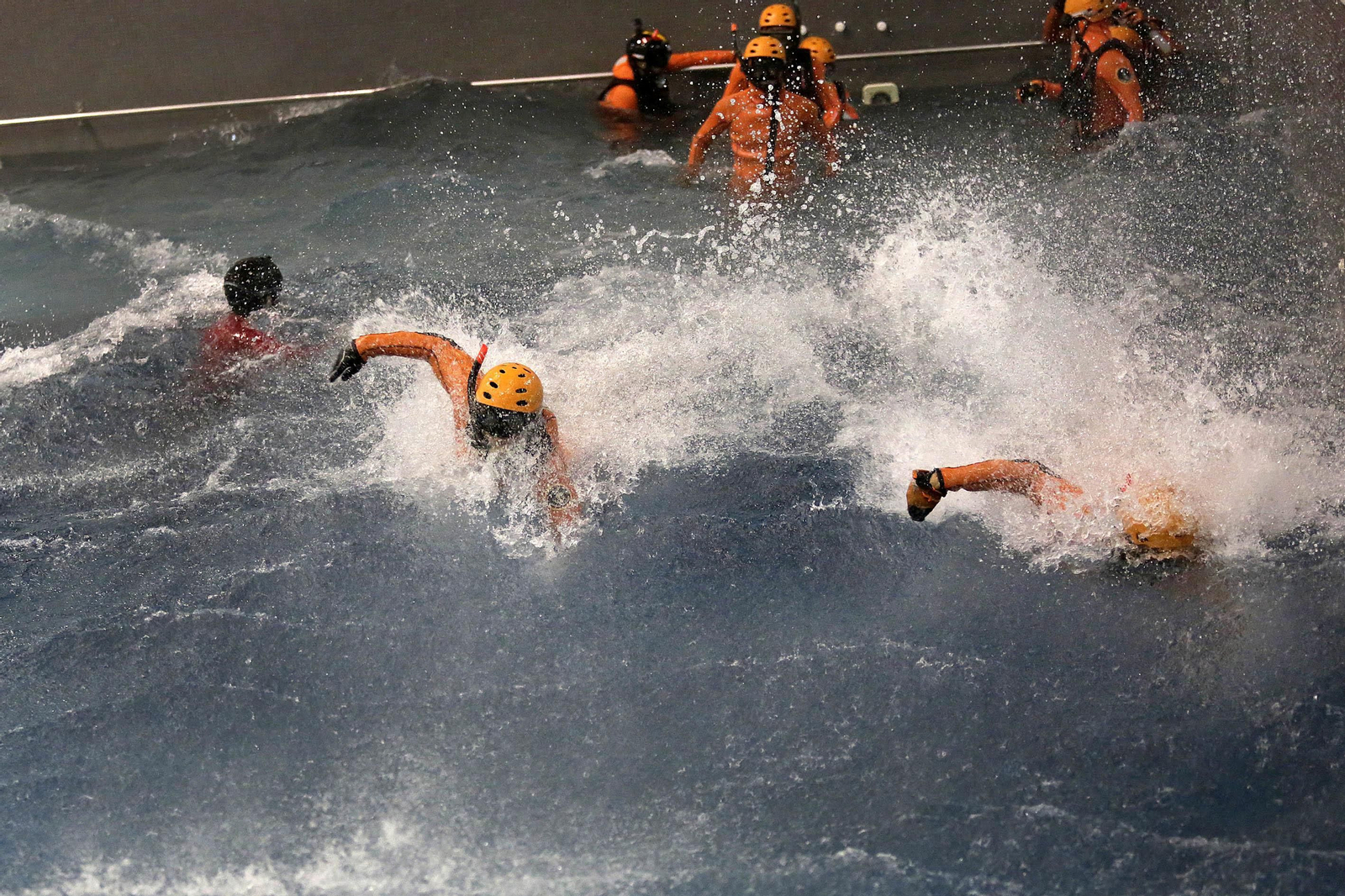 Una jornada de entrenamiento en el simulador de rescates en el mar de la Armada