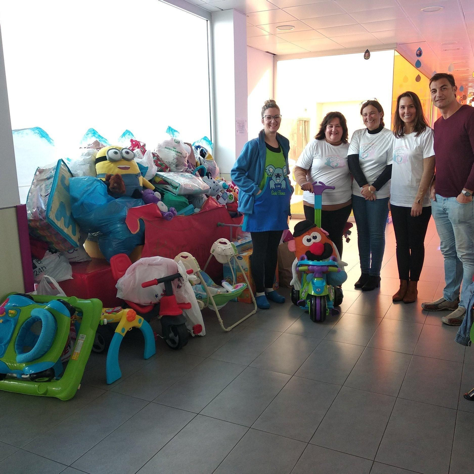 Responsables de la asociación con juguetes.