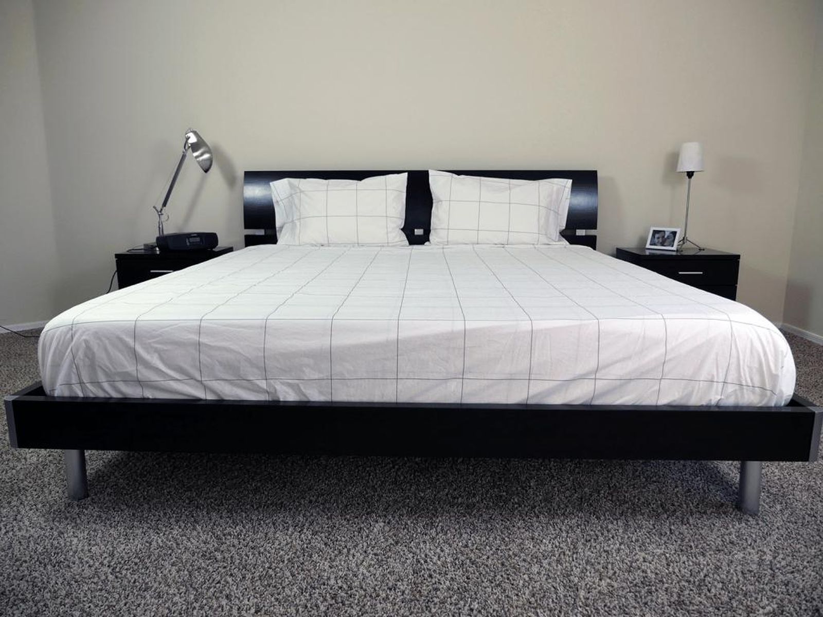 Una cama con sábanas