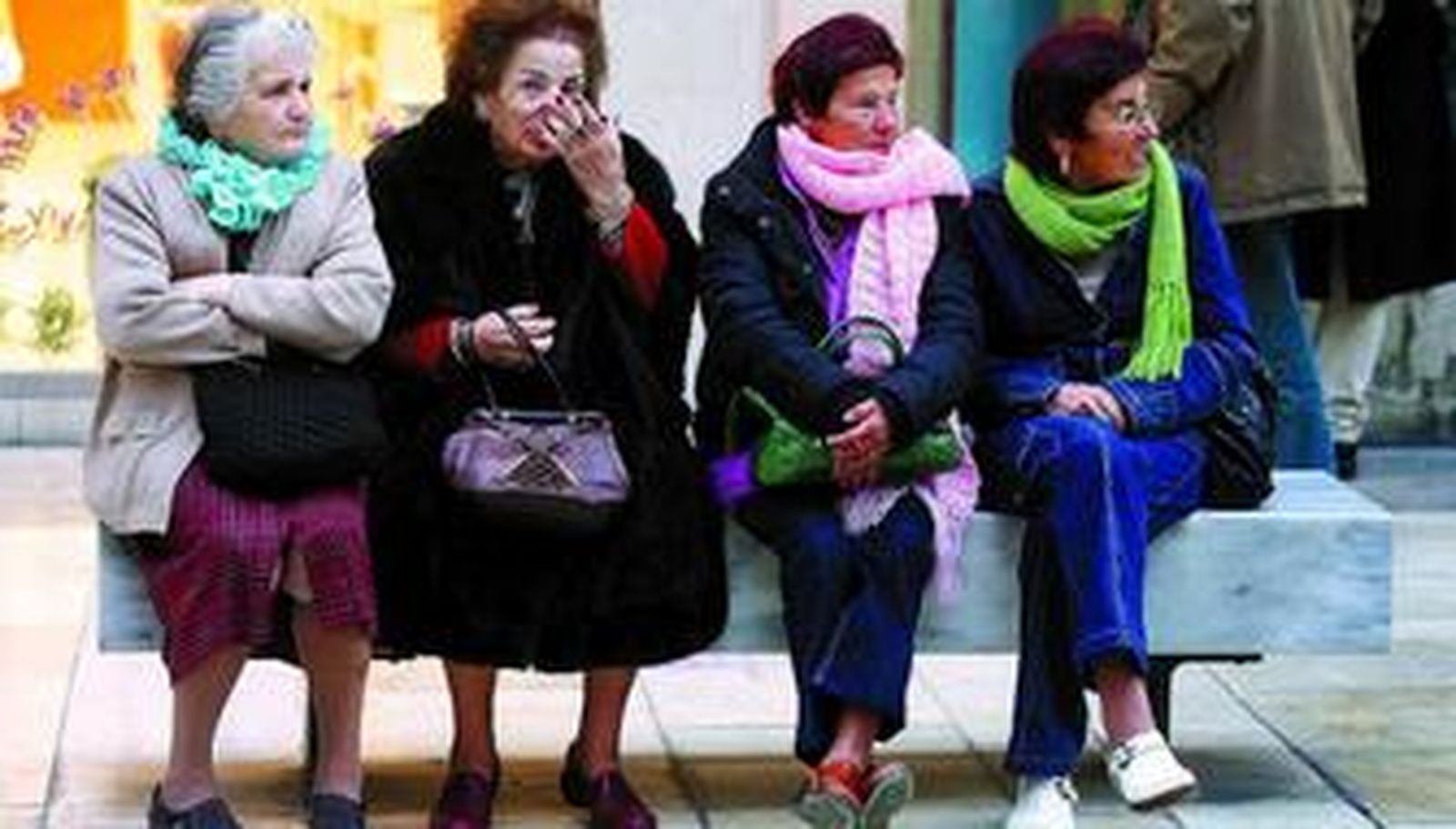 Cuatro mujeres sentadas hace unas semanas en uno de los bancos de la calle Larios.