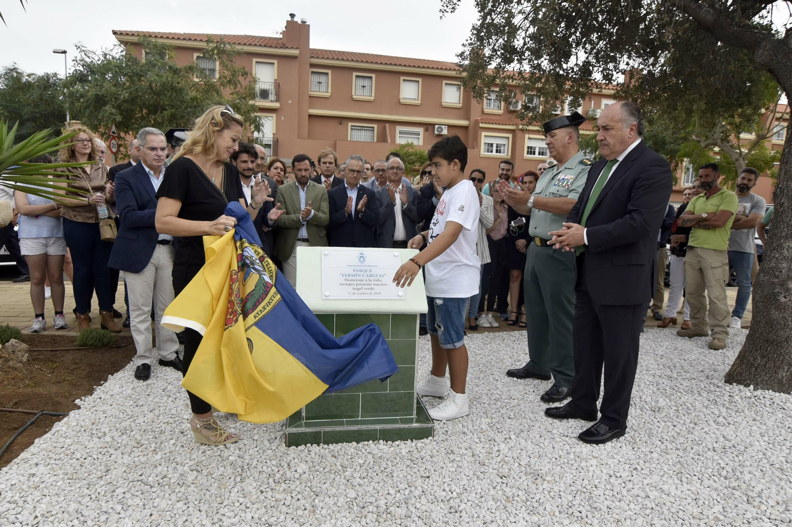Eva Calvo, viuda de Fermín Cabezas, y su hijo David descubren la placa en el nuevo parque observados por José Ignacio Landaluce y Jesús Núñez, ayer. Eva Calvo, viuda de Fermín Cabezas, y su hijo David descubren la placa en el nuevo parque observados por José Ignacio Landaluce y Jesús Núñez, ayer.