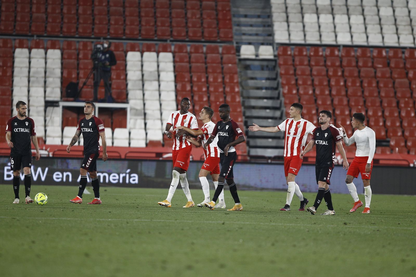 Escena de la bochornosa trifulca protagonizada por Sadiq y Brian ante el Albacete