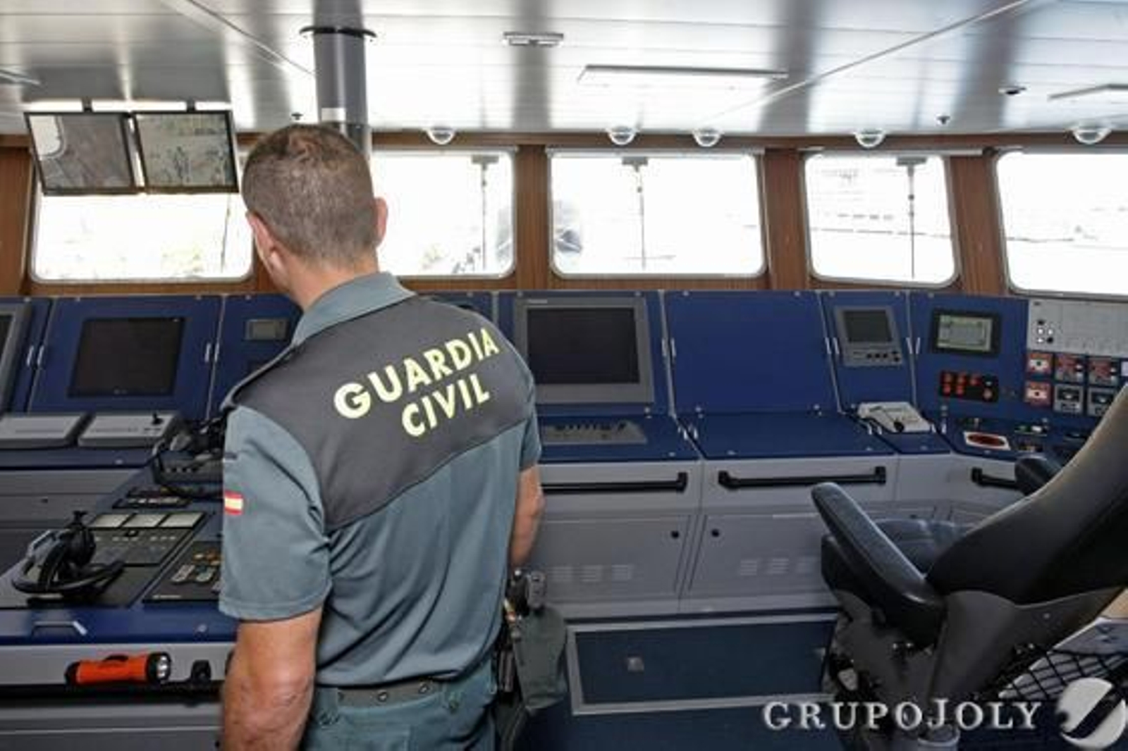 Don Juan Carlos muestra su apoyo a los pescadores y a la Guardia Civil por el trabajo que realizan./Erasmo Fenoy