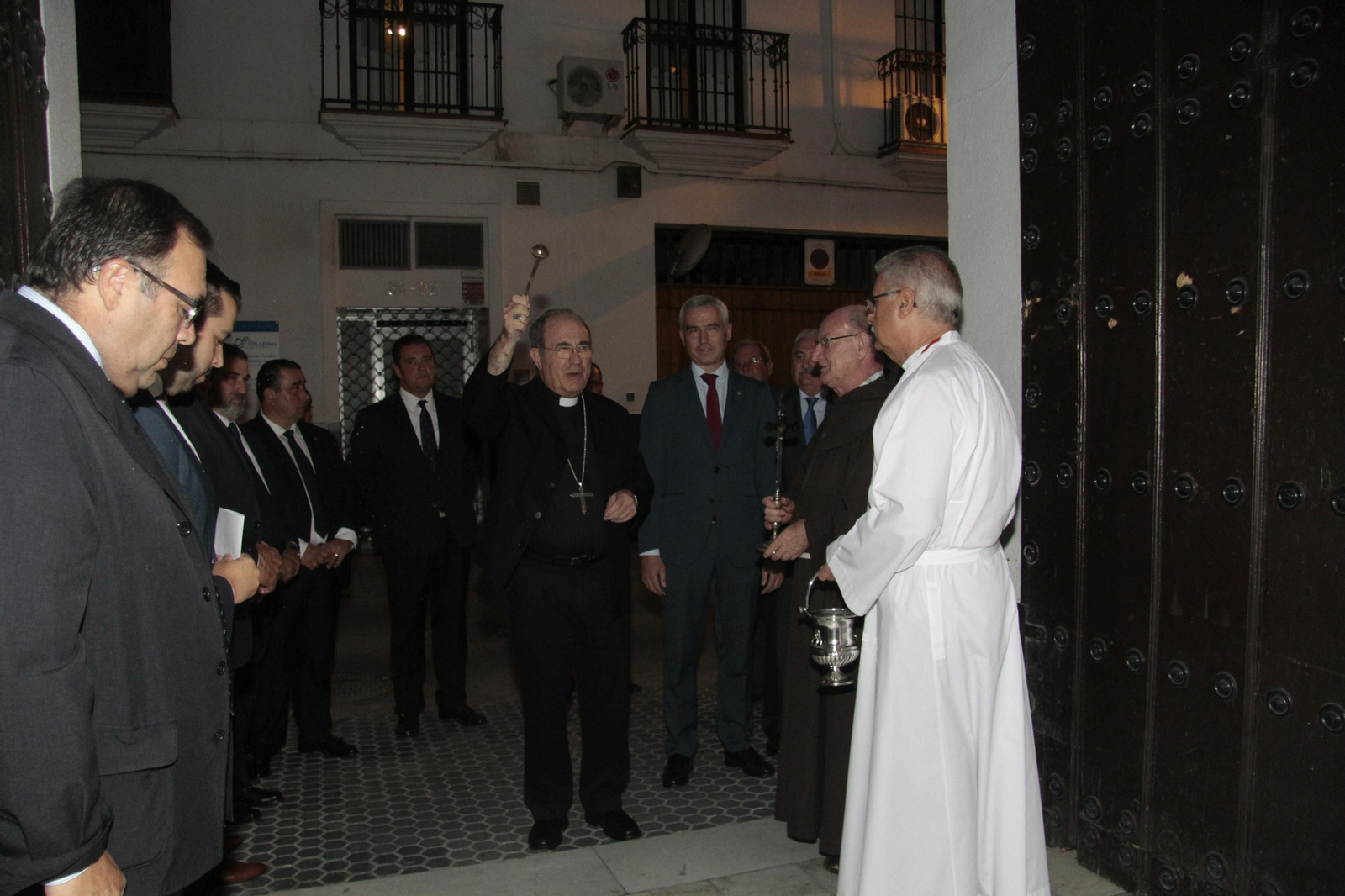 El arzobispo de Sevilla, monseñor Asenjo, durante la bendición de las nuevas instalaciones.
