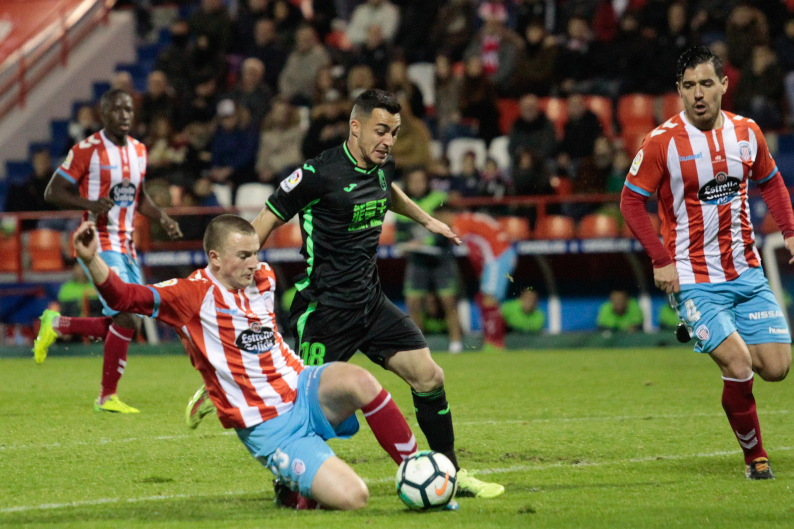 El lateral rojiblanco Kravets se hace con el balón ante Joselu (Granada).